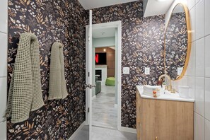 Haartrockner, Handtücher, Seife, Shampoo