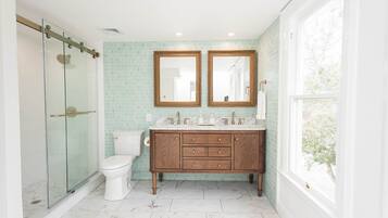Luxury Double Room, City View | Bathroom