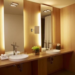 Luxe tweepersoonskamer, uitzicht op stad | Badkamer