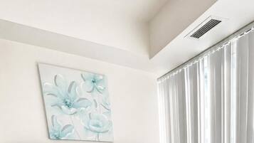 Suite Deluxe, 2 grands lits, non-fumeur, salle de bain privée | Rideaux d’obscurcissement, fer et planche à repasser
