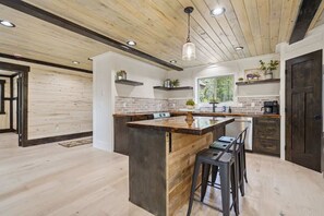 Wasserkocher mit Kaffee-/Teezubehör, Kühlschrank, Mikrowelle, Ofen