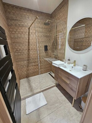 Shower, hair dryer, towels, soap - Vrbo Property (Bénifontaine)
