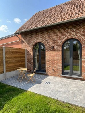 Outdoor dining - Vrbo Property (Bénifontaine)