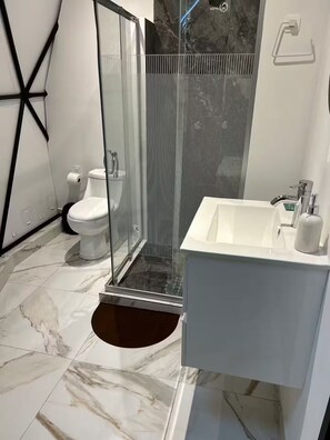 Haartrockner, Handtücher, Seife, Toilettenpapier