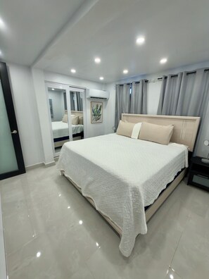 1 habitación, tabla de planchar con plancha, wifi gratis y ropa de cama 