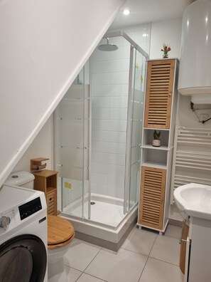 Shower, hair dryer, towels, soap - Vrbo Property (Pleurtuit)