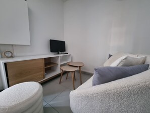 Living area - Vrbo Property (Pleurtuit)