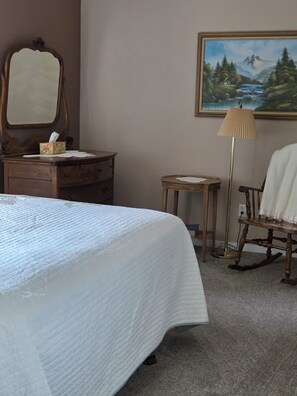 Iron/ironing board, Internet, bed sheets - Cozy 1-bedroom apartment in Onekama with AC, twin bed livingroom. (Onekama)
