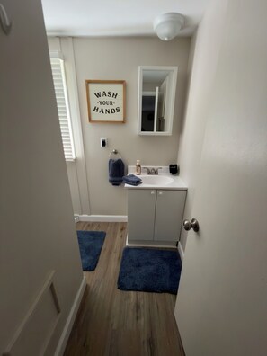 Towels, soap, shampoo, toilet paper - Bay City Spacious 2BR Retreat Near Parks, Shopping & Restaurants (Bay City)