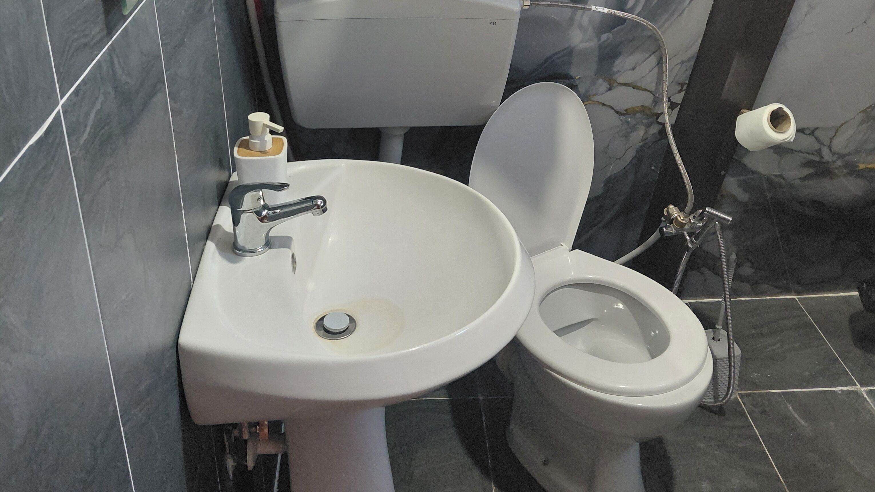 Douche, serviettes fournies, savon, papier toilette