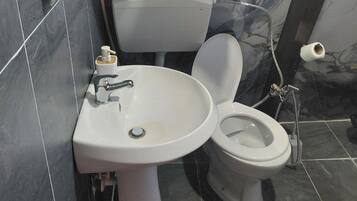 Douche, serviettes fournies, savon, papier toilette