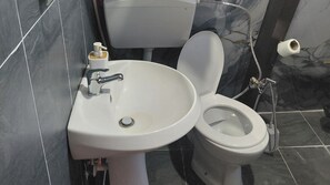 Douche, serviettes fournies, savon, papier toilette