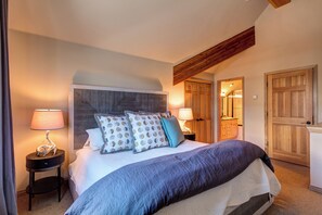 4 bedrooms, desk, iron/ironing board, travel cot - Bluebird Days • Private Hot Tub • Walk to Peak 9 & Main St • Garage • Top Floor (Breckenridge)