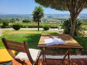 Outdoor dining - Vrbo Property (Amoreira)
