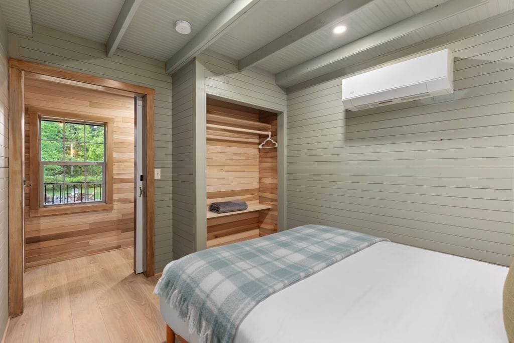 3 bedrooms, WiFi (free), bed sheets
