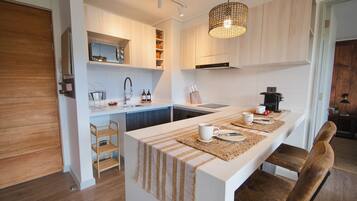 Coffee/tea maker, fridge, microwave, oven