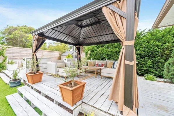 Terrace/patio - Hail to the Beach on West 30A | Private Pool | Golf Cart | Walk to Beach (Santa Rosa Beach)