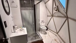 A modern bathroom with a shower, toilet, and sink. - FEYRE · Meraki Cabañas & Glamping by GEstores (Mineral del Chico)