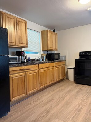 Private kitchen - Cozy 1-bedroom house in beautiful Murphy with AC (Murphy)