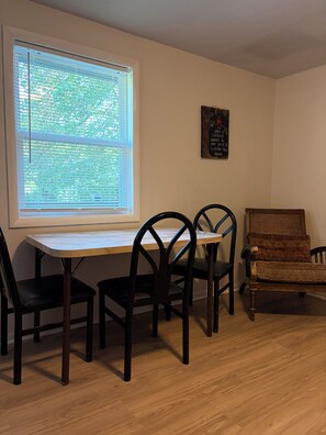 Dining - Cozy 1-bedroom house in beautiful Murphy with AC (Murphy)