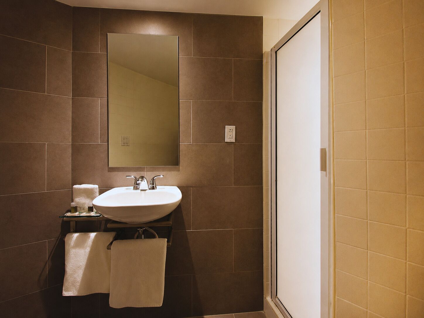 Regadera, regadera tipo lluvia, amenidades de baño gratuitas, toallas 