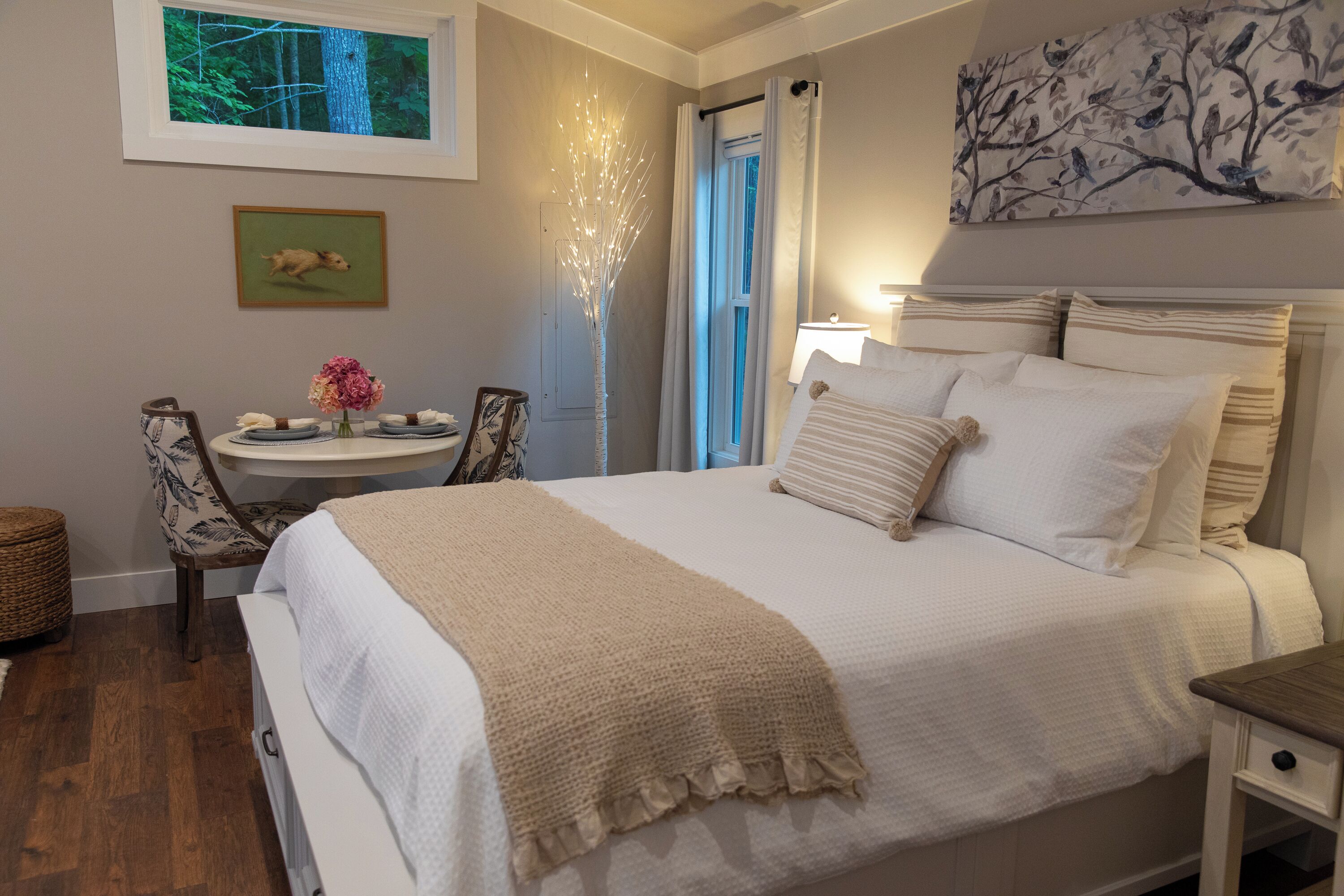 Tabla de planchar con plancha, wifi gratis y ropa de cama 