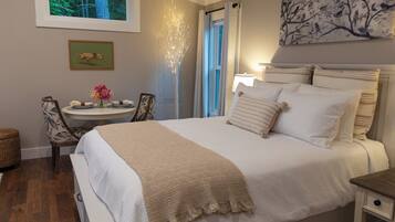 Tabla de planchar con plancha, wifi gratis y ropa de cama