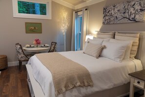 Tabla de planchar con plancha, wifi gratis y ropa de cama