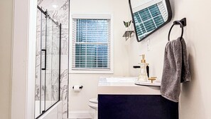 Shower, hair dryer, towels, soap - Luxury East Atlanta Retreat 3BR Near Downtown, Stadiums & East Lake Golf (Atlanta)