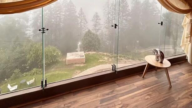 A room with a large window, wooden ceiling, and a hanging light fixture. - INARI · Meraki Cabañas & Glamping by GEstores (Mineral del Chico)