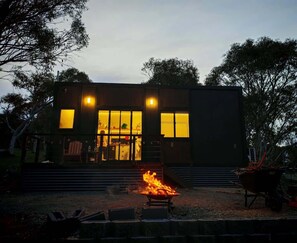 Terrace/patio - The Frosty Trout - Lakeside Snowy Mts Tiny House (Braemar Bay)