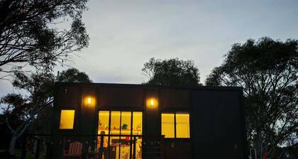 The Frosty Trout - Lakeside Snowy Mts Tiny House