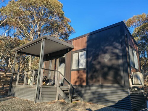 The Frosty Trout - Lakeside Snowy Mts Tiny House