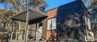 The Frosty Trout - Lakeside Snowy Mts Tiny House