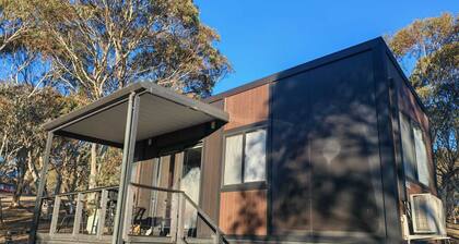 The Frosty Trout - Lakeside Snowy Mts Tiny House