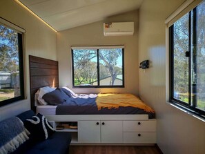 Bed sheets - The Frosty Trout - Lakeside Snowy Mts Tiny House (Braemar Bay)