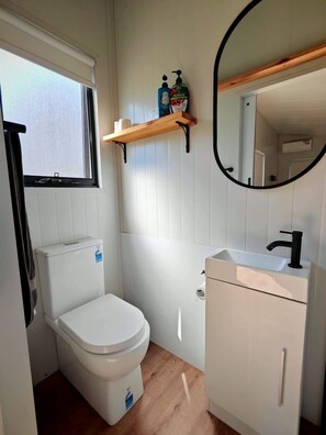 Shower, towels - The Frosty Trout - Lakeside Snowy Mts Tiny House (Braemar Bay)