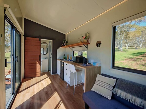 Una cocina moderna con comedor, un ventanal y vistas al exterior.