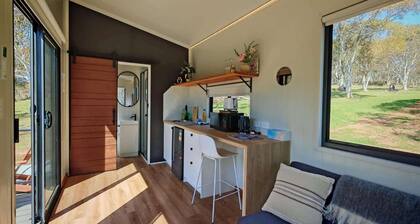 The Frosty Trout - Lakeside Snowy Mts Tiny House