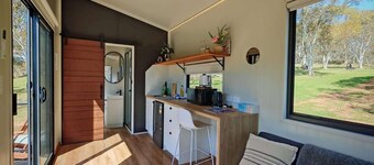 The Frosty Trout - Lakeside Snowy Mts Tiny House