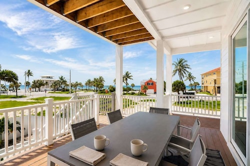 The Veranda | Beach Views | 2-Min Walk