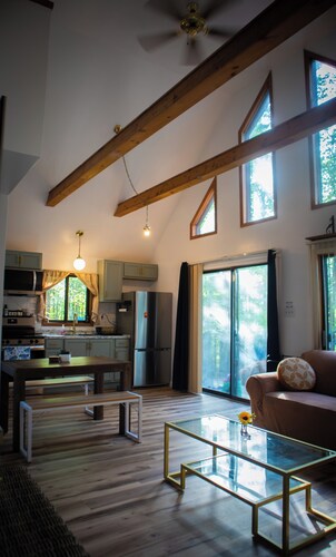Rustic A-Frame• Cozy & Bright • Deck Vibes & Views