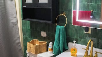 Handtücher, Seife, Toilettenpapier