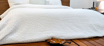 Deluxe Studio Apartment - Private Kitchen & Bath