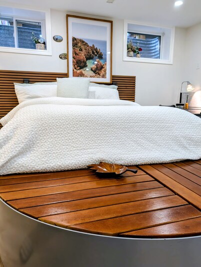 Deluxe Studio Apartment - Private Kitchen & Bath
