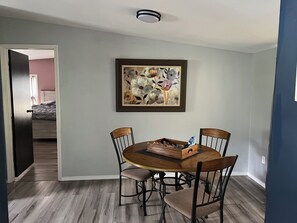 Dining - Charming 3-bedroom house with AC in peaceful Cookson (Cookson)