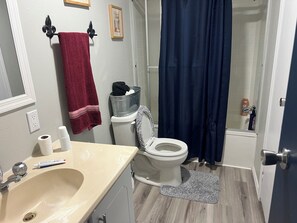 Bathroom - Charming 3-bedroom house with AC in peaceful Cookson (Cookson)