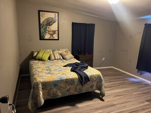 Room - Charming 3-bedroom house with AC in peaceful Cookson (Cookson)