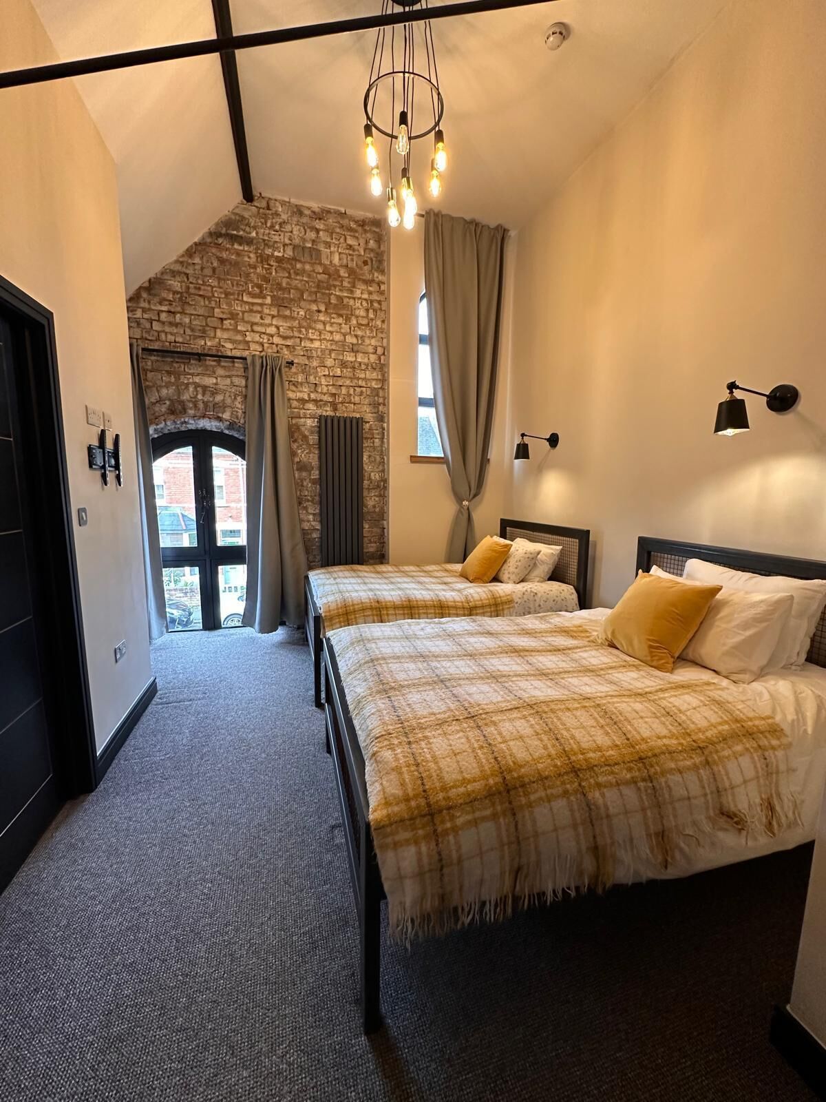 5 bedrooms, desk, iron/ironing board, free WiFi