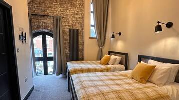 5 bedrooms, desk, iron/ironing board, free WiFi